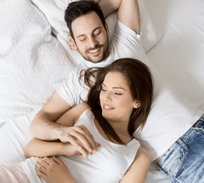 Casal feliz depois de aplicar o gel Pulsero